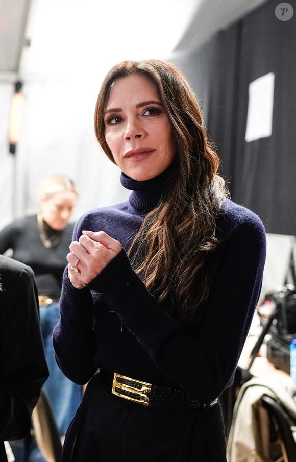 Victoria Beckham dans les backstage de son défilé de mode prêt-à-porter automne-hiver 2023/2024 au Val de Grace lors de la Fashion Week de Paris. Le 3 mars 2023 Action Press / Bestimage