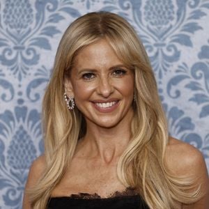 Sous l'impulsion de la famille Ricard et du groupe hôtelier Arnaud Zannier, Bendor propose aujourd'hui un hôtel entièrement repensé où l'actrice a séjourné. 

Sarah Michelle Gellar - Première du film "Wedding Nightmare 2" au Pathé Palace à Paris, le 25 mars 2026. 
© Cyrl Moreau / Bestimage