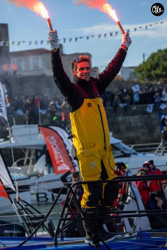 Il avait notamment évoqué trois semaines d'hospitalisation, une importante perte musculaire et une année de traitements difficiles.

Le skipper du Macif, Charlie Dalin, remporte la dixième édition du tour du monde en solitaire du Vendée Globe en pulvérisant le record de l’épreuve en 64 jours, 19 heures 22 minutes et 49 secondes aux Sables-d'Olonne, en France, le 14 janvier 2025.

© Alexis Courcoux/Psnewz/Bestimage