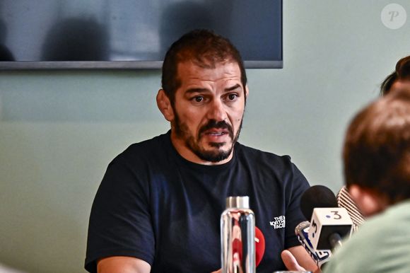 Conférence de presse de la famille de Djalil Narjissi à Agen, le 27 août 2024, après la disparition de M.Narjissi sur la plage de Diaz Beach en Afrique du Sud, le 7 août 2024. Djalil Narjissi, entouré de sa femme Valérie et de sa fille Inès, le rugbyman s'est exprimé sur ce drame familial, aux côtés de son avocat, maître E.Martial. © Thierry Breton / Panoramic / Bestimage
