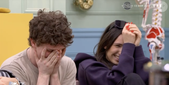 En effet, Ambre et Bastiaan ont été pris d'un fou-rire incontrôlable

Extrait de la quotidienne de la "Star Academy"