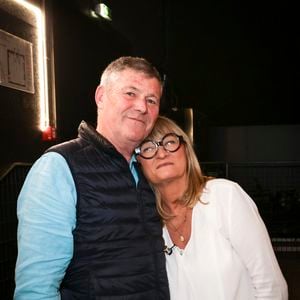 Exclusif - Christine Bravo et Stéphane son mari, sur le plateau de TBT9 présenté par C.Hanouna, et diffusé en direct sur W9, Paris, France, le 26 novembre 2025. © Jack Tribeca / Bestimage