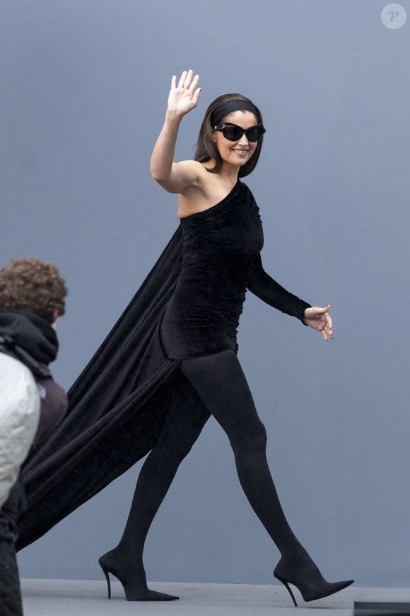 Laetitia Casta - Arrivées au défilé de mode féminine Balenciaga printemps-été 2025 lors de la Fashion Week de Paris (PFW), à Paris, France, le 30 septembre 2024. © Da Silva-Perusseau/Bestimage