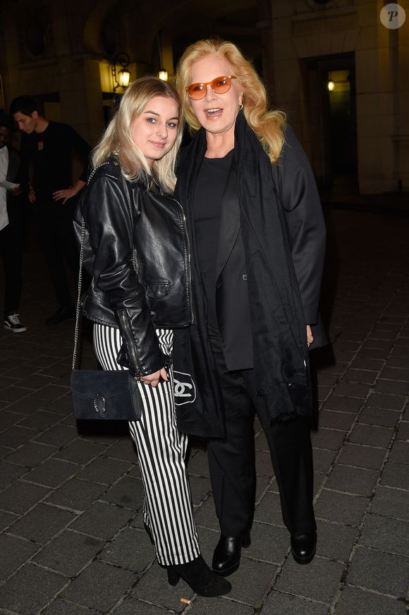 Sylvie Vartan avec sa fille Darina Scotti-Vartan à la générale de la pièce "La Vraie Vie" au théâtre Edouard 7 à Paris, le 18 septembre 2017.
© Guirec Coadic/Bestimage