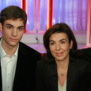 Valentin Livi Montand, sa mère Carole Amiel et Michel Drucker lors de l'enregistrement de Vivement Dimanche le 15 novembre 2006 à Paris, France. Photo Max Colin/Abaca