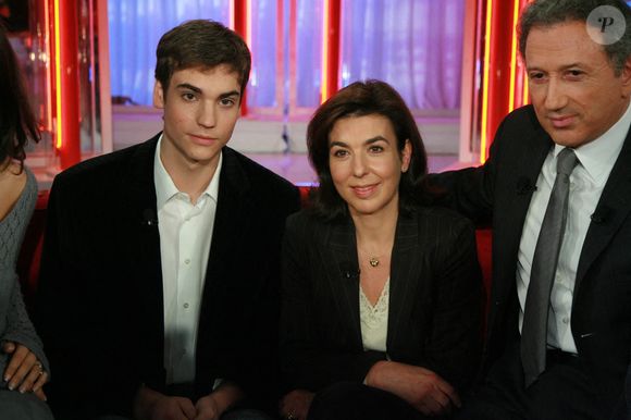 Valentin Livi Montand, sa mère Carole Amiel et Michel Drucker lors de l'enregistrement de Vivement Dimanche le 15 novembre 2006 à Paris, France. Photo Max Colin/Abaca