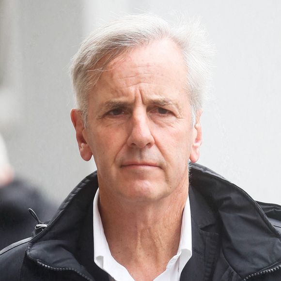 Presque deux ans après le lancement de son média "Réel", Bernard de La Villardière se trouverait depuis un petit moment en difficultés financières.

Bernard de La Villardière - Obsèques de Christophe Deloire (Directeur général de Reporters sans frontières) en l'église Saint-Sulpice à Paris.
© Christophe Clovis / Bestimage