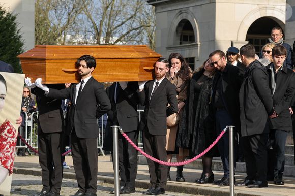 Milla Savarese, la fille de la défunte, le veuf Michel Ferracci et ses fils Enzo Ferracci et Maël Ferracci à la sortie des obsèques d'Emilie Dequenne au cimetière Père Lachaise à Paris, France, le 26 mars 2025. © Cyril Moreau/Bestimage