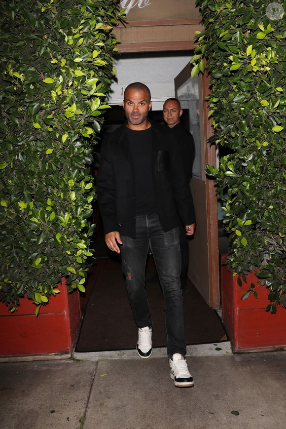 EXCLUSIF Santa Monica, CA La chanteuse/actrice Christina Milian et M. Pokora, ainsi que leurs deux enfants, quittent le restaurant italien Giorgio Baldi après avoir dîné avec l'ancien basketteur professionnel Tony Parker à Santa Monica. Christina porte un pantalon marron et une chemise blanche boutonnée.



Photo : Tony Parker
