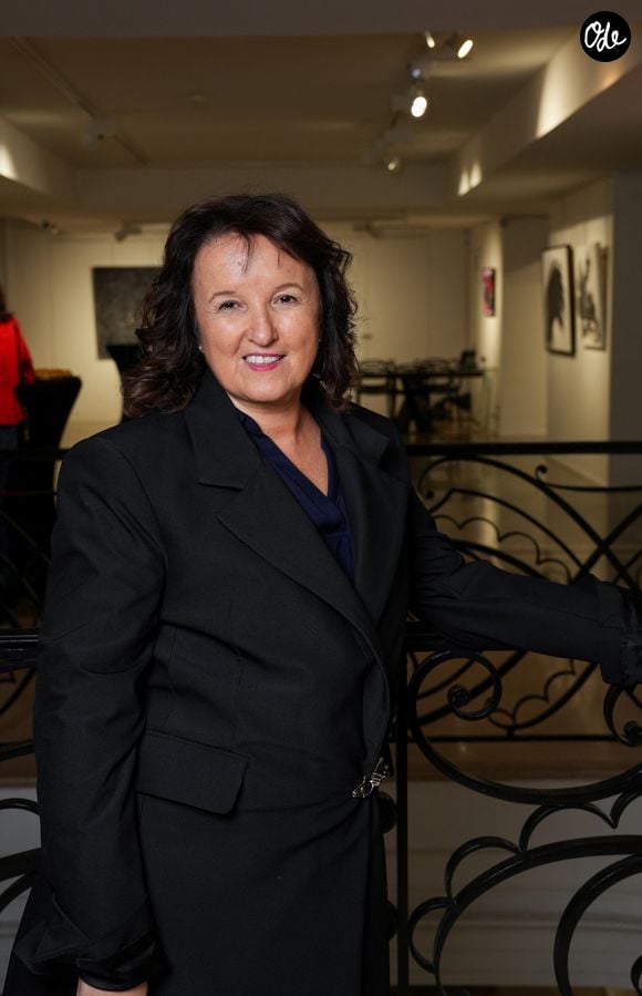 Sur l'affiche de son précédent spectacle, "L'Expérience de la vie", Anne Roumanoff arborait des gants de boxe rouges.

Anne Roumanoff - Vernissage solidaire HOPE x Opera Gallery Paris et lancement de l’opération « 72H chrono » à l’Opera Gallery Paris le 10 mars 2026.
 © Anne-Sophie Guebey / Bestimage