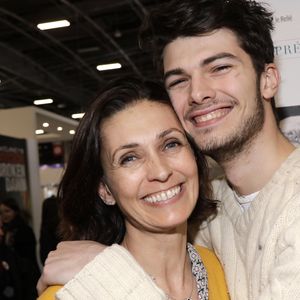 Adeline Blondieau avec son fils Aïtor - Salon du livre de Paris porte de Versailles le 14 mars 2019. © Cédric Perrin/Bestimage