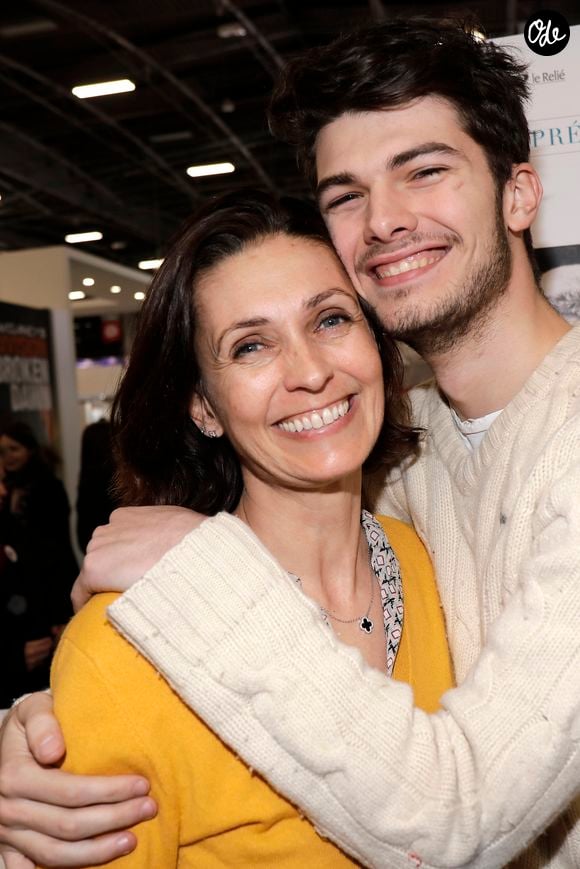 Adeline Blondieau avec son fils Aïtor - Salon du livre de Paris porte de Versailles le 14 mars 2019. © Cédric Perrin/Bestimage
