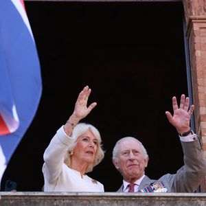 Le roi Charles III d'Angleterre et Camilla Parker Bowles, reine consort d'Angleterre, arrivent à Ravenne pour visiter le tombeau de Dante, le 10 avril 2025. © Ian Vogler/MirrorPix/Bestimage