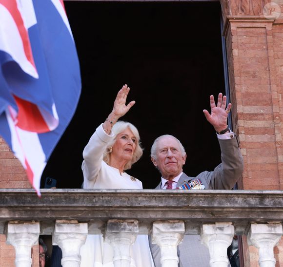 Le roi Charles III d'Angleterre et Camilla Parker Bowles, reine consort d'Angleterre, arrivent à Ravenne pour visiter le tombeau de Dante, le 10 avril 2025. © Ian Vogler/MirrorPix/Bestimage