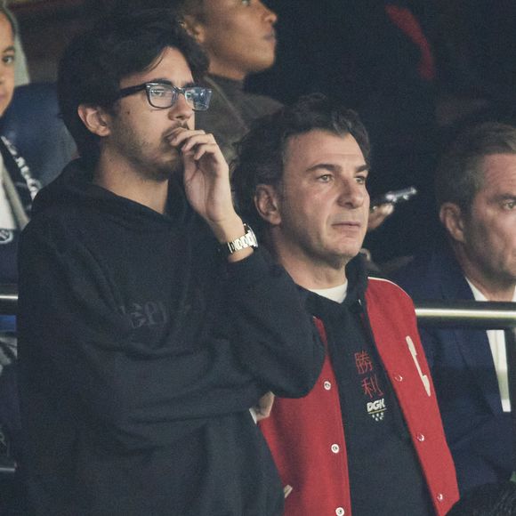 Le jeune homme a suivi des études dans des écoles prestigieuses.

Michaël Youn et Sean Obispo - Célébrités dans les tribunes de la demi-finale retour de Ligue des champions entre le PSG face au Borussia Dortmund (0-1) au Parc des Princes à Paris le 7 mai 2024. © Cyril Moreau/Bestimage
