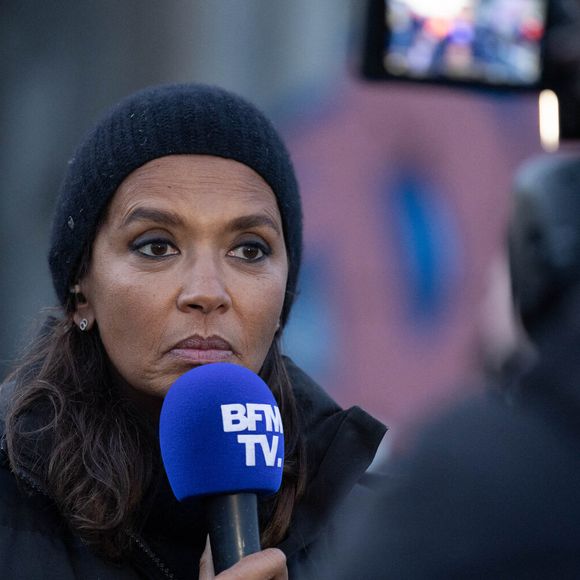 Karine Le Marchand soutient les agriculteurs sur le barrage de l'Autoroute A4 à hauteur de Jossigny en Seine et Marne le 29 Janvier 2024. Comme elle l'avait annoncé la semaine dernière, l'animatrice de l'émission "L'amour est dans le pré", Karine Le Marchand, a amené près de 200 croissants aux agriculteurs sur un barrage sur l'autoroute A4.
© Jeremy Melloul - Pierre Perusseau / Bestimage
