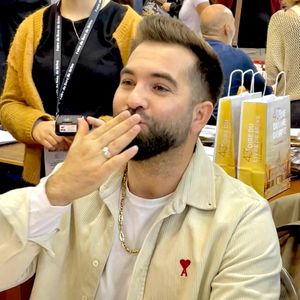 Et pour cause, Chez Camille propose une véritable bouillabaisse : rascasse, Saint-Pierre, grondin et chapon y cuisent au feu de bois pour un goût unique.

Kendji Girac - Les célébrités en dédicace à la 43ème Foire du Livre de Brive (7 - 9 novembre 2025), le 8 novembre 2025.
© Fabien Faure / Bestimage