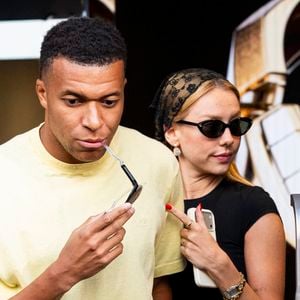 Kylian Mbappé et sa compagne Ester Exposito à Paris le 24 juillet 2026.

© Bestimage