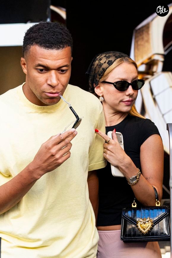 Kylian Mbappé et sa compagne Ester Exposito à Paris le 24 juillet 2026.

© Bestimage