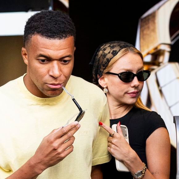 Kylian Mbappé et sa compagne Ester Exposito à Paris le 24 juillet 2026.

© Bestimage