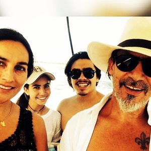 Florent Pagny a même inscrit ses enfants dans un lycée agricole de Patagonie, une expérience très formatrice que les deux jeunes n'ont jamais oublié.  

Florent Pagny et sa famille, sa femme Azucena, sa fille Aël et son fils Inca sur un bateau. Photo partagée sur Instagram le 27 novembre 2015.