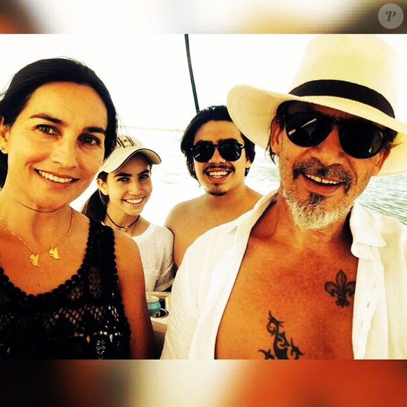 Florent Pagny a même inscrit ses enfants dans un lycée agricole de Patagonie, une expérience très formatrice que les deux jeunes n'ont jamais oublié.  

Florent Pagny et sa famille, sa femme Azucena, sa fille Aël et son fils Inca sur un bateau. Photo partagée sur Instagram le 27 novembre 2015.