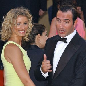 Les acteurs français Jean Dujardin et sa compagne Alexandra Lamy arrivent à la projection du film 'Joyeux Noel' réalisé par Christian Carion dans le cadre du 58ème Festival International du Film de Cannes, à Cannes, dans le sud de la France, le 16 mai 2005. Photo by Hahn-Nebinger-Klein/ABACA