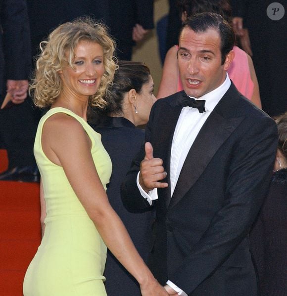 Les acteurs français Jean Dujardin et sa compagne Alexandra Lamy arrivent à la projection du film 'Joyeux Noel' réalisé par Christian Carion dans le cadre du 58ème Festival International du Film de Cannes, à Cannes, dans le sud de la France, le 16 mai 2005. Photo by Hahn-Nebinger-Klein/ABACA