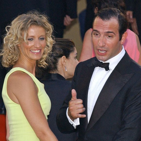 Les acteurs français Jean Dujardin et sa compagne Alexandra Lamy arrivent à la projection du film 'Joyeux Noel' réalisé par Christian Carion dans le cadre du 58ème Festival International du Film de Cannes, à Cannes, dans le sud de la France, le 16 mai 2005. Photo by Hahn-Nebinger-Klein/ABACA