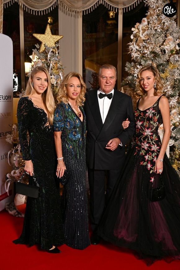 Le Prince Charles de Bourbon des Deux Siciles, la princesse Camilla, leurs filles, les princesses Maria Carolina et Maria Chiara lors du Bal de Noël à la salle Empire de l'hôtel de Paris à Monaco, le 12 décembre 2025.© Bruno Bebert / Bestimage