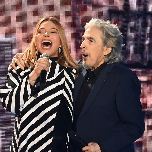 Santa et Serge Lama (Victoire d'honneur) lors de la 38ème cérémonie des Victoires de la musique à la Seine musicale de Boulogne-Billancourt, France, le 10 février 2023. © Coadic Guirec/Bestimage