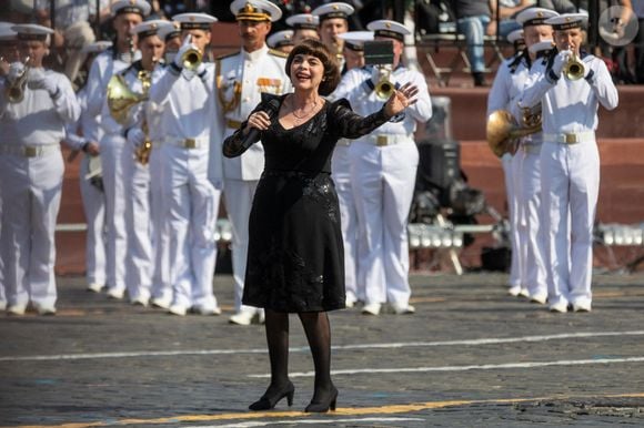 Mireille Mathieu sur la place rouge de Moscou ©  Alamy/ABACAPRESS.COM