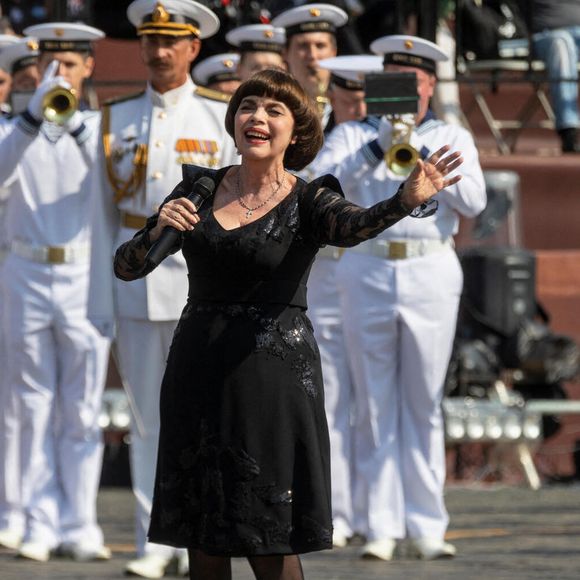 Mireille Mathieu sur la place rouge de Moscou ©  Alamy/ABACAPRESS.COM