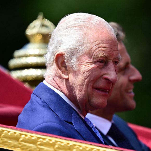 Le roi Charles III et le président de la République française, Emmanuel Macron, sont assis dans la calèche Landau de 1902 lors de la procession dans le quadrilatère du château de Windsor. © Avalon/ABACA