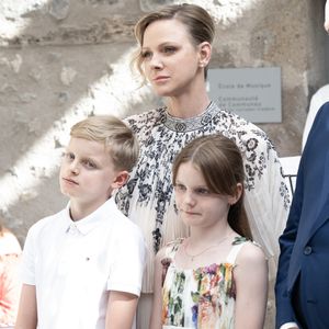 Le prince Albert II de Monaco, la princesse Charlène de Monaco, le prince Jacques de Monaco, marquis des Baux, et la princesse Gabriella de Monaco, comtesse de Carladès, ont été accueillis à Mur-de-Barrez en Aveyron, le 9 juillet 2025.

© David Nivière / Pool / Bestimage