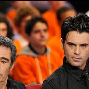 La famille, soudée malgré quelques tensions passées, a choisi de vivre discrètement à Guérande pour fuir la notoriété.

Gérard Lanvin et son fils Manu Lanvin lors de l'émission "Vivement dimanche" diffusée le 9 janvier 2011.

COADIC GUIREC / BESTIMAGE