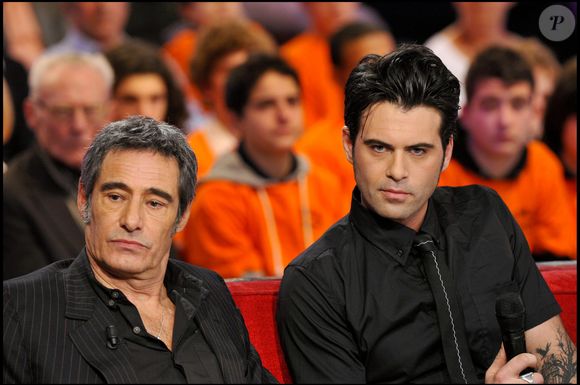 La famille, soudée malgré quelques tensions passées, a choisi de vivre discrètement à Guérande pour fuir la notoriété.

Gérard Lanvin et son fils Manu Lanvin lors de l'émission "Vivement dimanche" diffusée le 9 janvier 2011.

COADIC GUIREC / BESTIMAGE