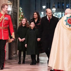 Lord Freddie Frederick Windsor, Sophie Winkleman et leurs filles Isabella et Maud Windsor lors de la cérémonie de Noël à l'abbaye de Westminster à Londres © Alpha Press/Bestimage