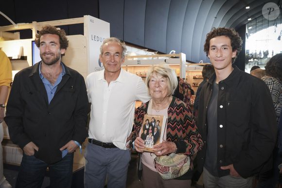 Majo Kretz, Olivier Kretz et ses deux enfants Martin et Raphael Kretz - La Famille Kretz lors du Festival du Livre de Paris , France, le 12 avril 2024. © Jack Tribeca / Bestimage