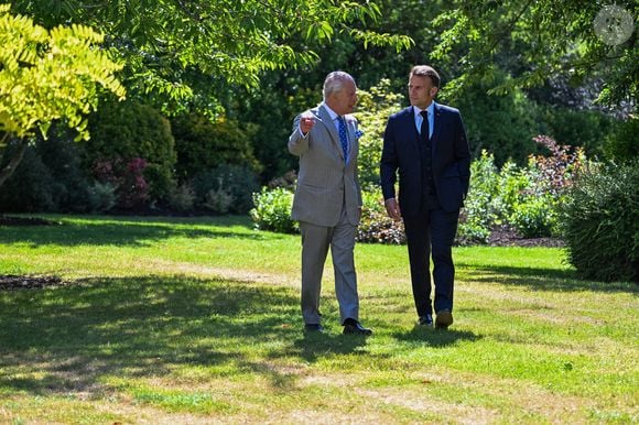 Déambulation d'Emmanuel Macron, président de la République Française, et de la Première dame Brigitte Macron, dans les jardins du château de Windsor avec le roi Charles III d'Angleterre et Camilla Parker Bowles, reine consort, le 9 juillet 2025. Au cours de cette promenade, le chef de l'Etat français et le souverain britannique ont abordé la protection de la biodiversité. Le couple présidentiel français est en visite officielle en Grande-Bretagne du 8 au 10 juillet 2025. 

© Jeanne Accorsini / Pool / Bestimage