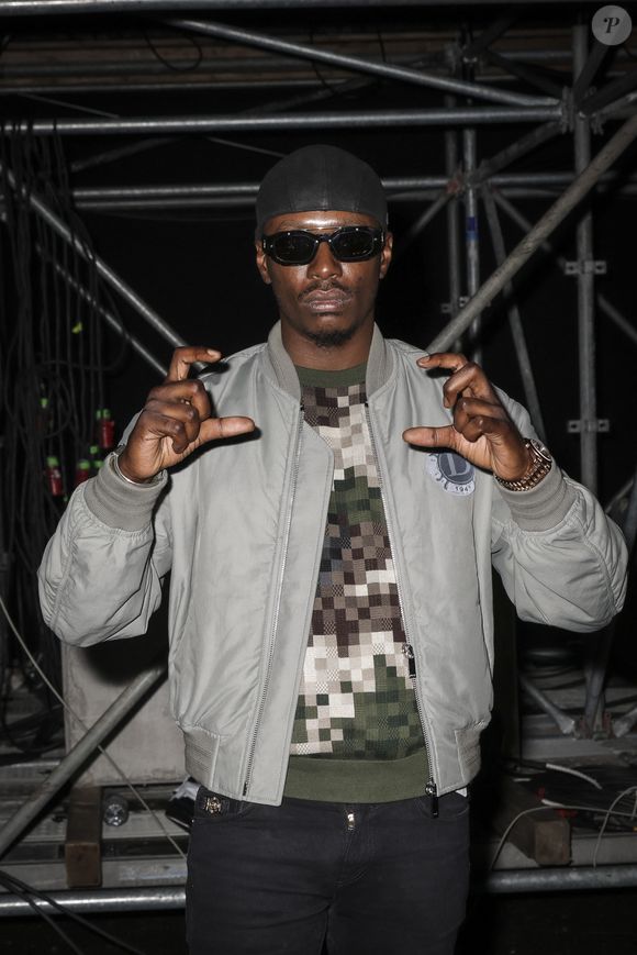 Quelques jours avant sa mort, il était récompensé aux Flammes pour "Pyramide 2".
Absent à la cérémonie, un proche avait expliqué : "Werenoi n’a pas pu être là ce soir, il a des problèmes de santé."

Exclusif - Werenoi - Backstage lors de l'enregistrement de l'émission "La fête de la Musique" à Reims le 21 juin et diffusée le 22 juin à 21h10 sur France 2 et sur France.tv. 
© Jack Tribeca / Jeremy Melloul / Bestimage