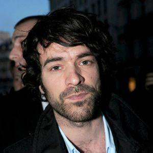 Sa soeur Caroline l'a initié à la musique.
Romain Duris arrive à la station de radio Europe 1 à Paris, France, le 15 mars 2010. Photo ABACAPRESS.COM
