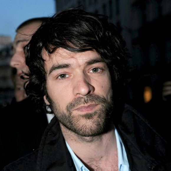 Sa soeur Caroline l'a initié à la musique.
Romain Duris arrive à la station de radio Europe 1 à Paris, France, le 15 mars 2010. Photo ABACAPRESS.COM