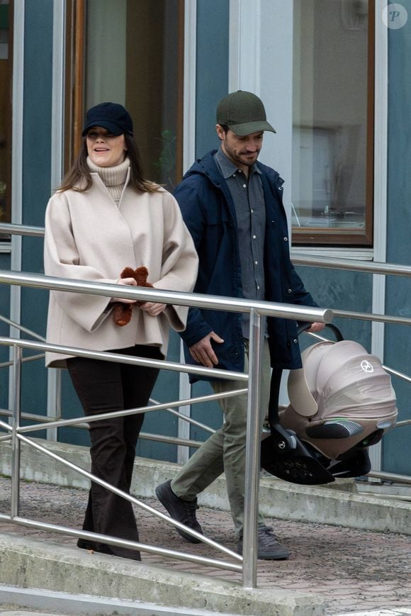 une adorable petite fille, après trois garçons, Alexander, l’aîné né le 19 avril 2016, Gabriel né le 31 août 2017 et Julian né le 26 mars 2021. 


La princesse Sofia et le prince Carl Philip de Suède quittent la maternité avec leur fille. Le 8 février 2025. 
Dana Press / Bestimage