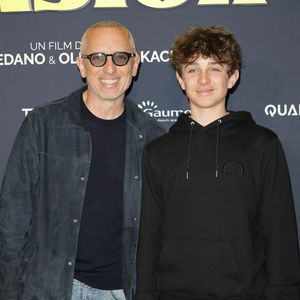 Gad Elmaleh et son fils Raphaël - Première du film "Juste une illusion" au cinéma Le Grand Rex à Paris le 22 mars 2026. © Coadic Guirec/Bestimage