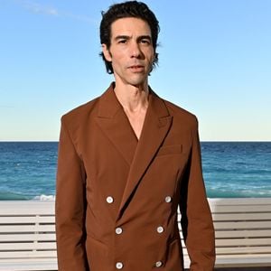 Une chose est toutefois sûre : Tahar Rahim est allé loin pour son rôle

Tahar Rahim au photocall du film "Monsieur Aznavour" dans le cadre de la 6ème édition du festival Cinéroman, à Nice, France, le 5 Octobre 2024. © Bebert-Jacovides/Bestimage