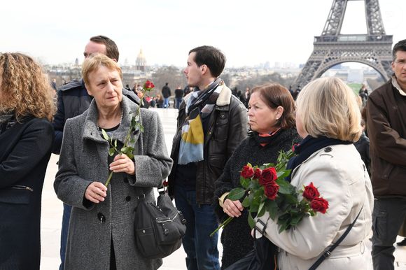 Les familles et les proches des victimes de l'accident d'hélicoptère, survenu lors du tournage en Argentine du jeu d'aventure "Dropped", se sont réunis pour rendre hommage aux disparus et réclamer justice sur l'Esplanade du Trocadéro à Paris, France, le 11 mars 2017. © Lionel Urman/Bestimage