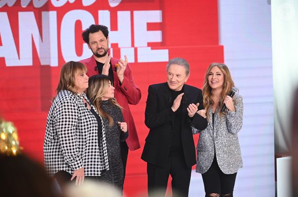 Michèle Bernier, Julie Zenatti, Eric Antoine, Michel Drucker et Hélène Ségara - Enregistrement de l'émission Vivement dimanche au studio Rive gauche présentée par Michel Drucker le 12 novembre 2025 pour une diffusion sur France 3 le 21 décembre. 

© Guillaume Gaffiot/Bestimage