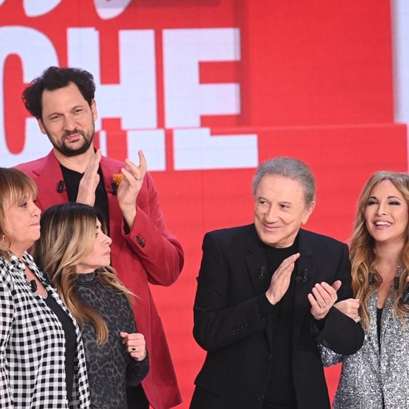 Michèle Bernier, Julie Zenatti, Eric Antoine, Michel Drucker et Hélène Ségara - Enregistrement de l'émission Vivement dimanche au studio Rive gauche présentée par Michel Drucker le 12 novembre 2025 pour une diffusion sur France 3 le 21 décembre. 

© Guillaume Gaffiot/Bestimage