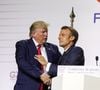 "Quand Donald Trump a voulu annoncer qu'il venait à Paris, il a appelé le président (Emmanuel) Macron pour dire : 'Je viens et je serai assis à côté de toi", a confié le chroniqueur d'Anne-Elisabeth Lemoine. 

Conférence de presse commune du président Emmanuel Macron et du président Donald Trump lors du sommet du G7 à Biarritz le 26 août 2019.

© Dominique Jacovides / Bestimage